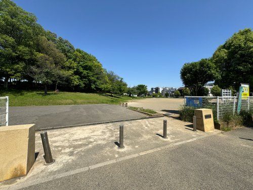 近くの公園まで261m（徒歩4分）