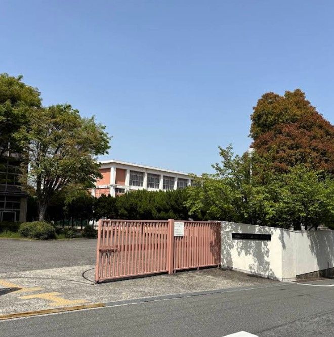 近くの大阪府立箕面東高校まで667m(徒歩9分)
