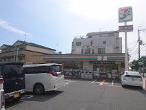 近くのコンビニまで381m（徒歩5分）