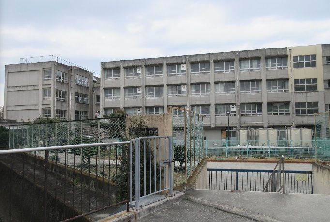 近くの中学校まで1,126m（徒歩15分）