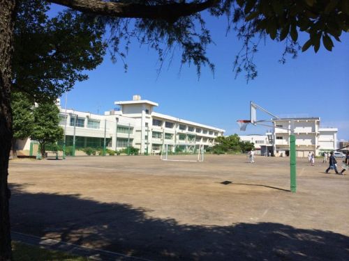 近くの横須賀市立明浜小学校まで1,192m（徒歩15分）