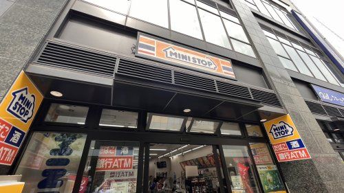 近くのミニストップ・調布駅小島町店まで586m（徒歩8分）