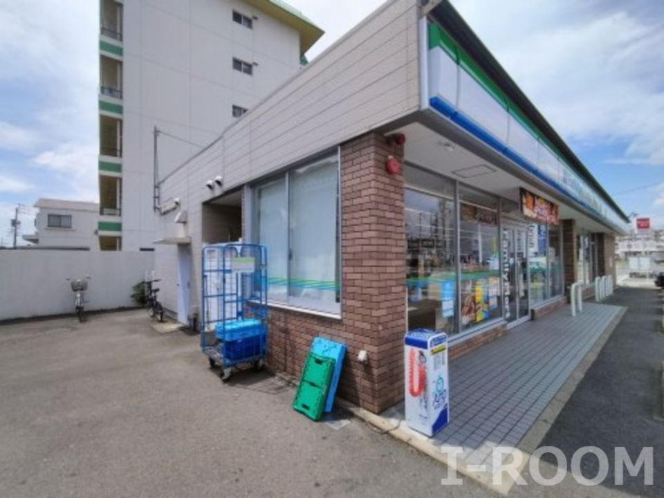近くのファミリーマート 松山中村三丁目店まで677m（徒歩9分）