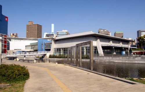 近くの扇町プールまで640m(徒歩8分)