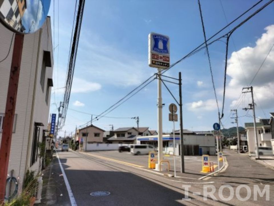 近くのコンビニまで605m（徒歩8分）