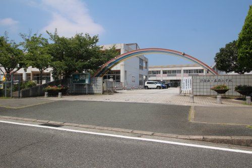 近くの宗像市立自由ケ丘南小学校まで1,354m（徒歩17分）