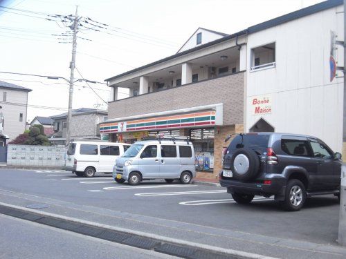 近くのコンビニまで837m（徒歩11分）