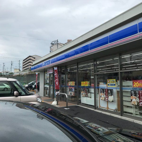 近くのコンビニまで408m（徒歩6分）