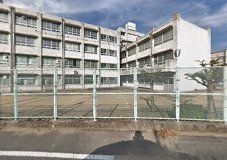 近くの中学校まで1,139m（徒歩15分）