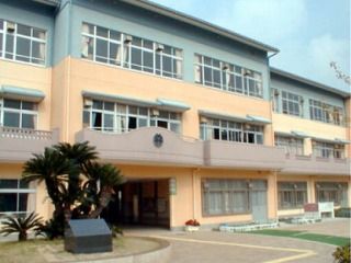 近くの神戸市立浜山小学校まで576m（徒歩8分）