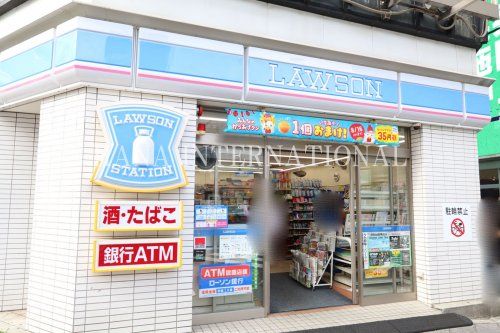 近くのローソンまで562m（徒歩8分）