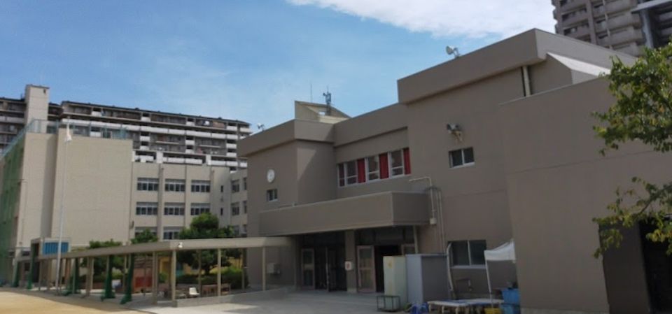 近くの大阪市立友渕中学校まで584m（徒歩8分）