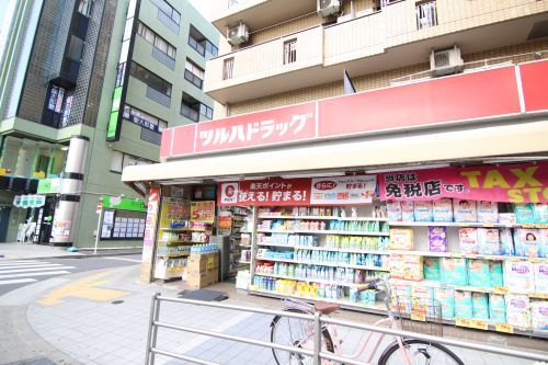近くのツルハドラッグ葛西駅前店まで716m（徒歩9分）
