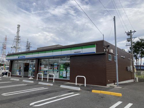近くのファミリーマート武豊冨貴駅東店まで874m（徒歩11分）