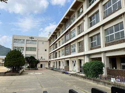 近くの高松市立国分寺南小学校まで1,536m(徒歩20分)