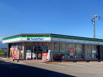 近くのファミリーマート ジェイ・クエスト佐波東店まで1,085m（徒歩14分）