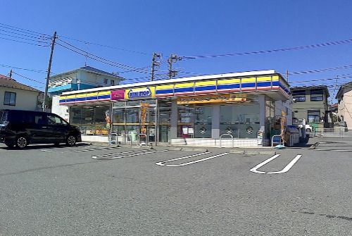 近くのコンビニまで597m（徒歩8分）