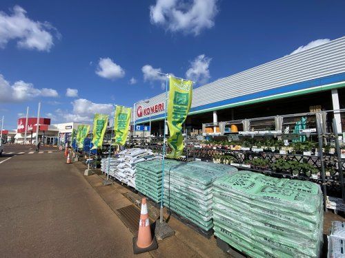 近くのコメリハード&グリーン宮内店まで1,526m（徒歩20分）