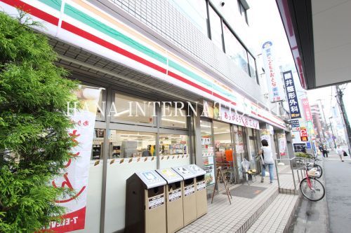 近くのコンビニまで499m（徒歩7分）