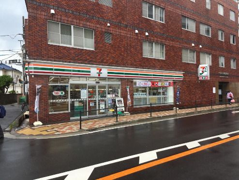 近くのセブンイレブン 横浜金沢八景駅前店まで483m（徒歩7分）