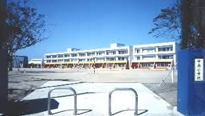 近くの玉村町立中央小学校まで1,015m（徒歩13分）