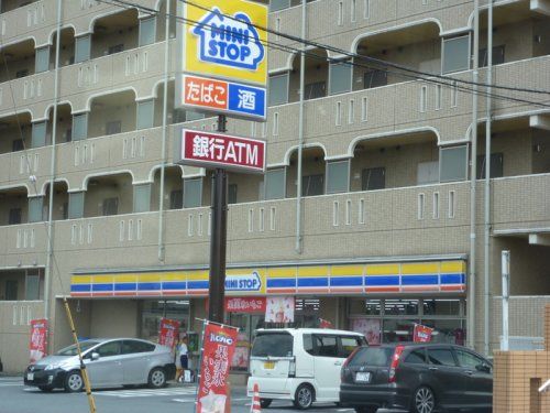近くのコンビニまで615m（徒歩8分）