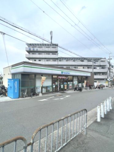 近くのファミリーマート 萱島駅前店まで589m（徒歩8分）