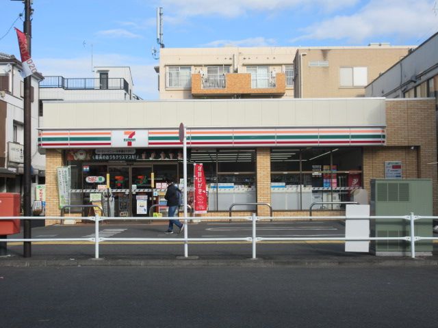 近くのコンビニまで826m（徒歩11分）