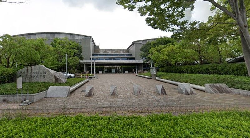 近くの香川県立図書館まで762m（徒歩10分）