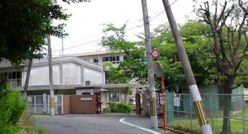 近くの枚方市立山之上小学校まで420m(徒歩6分)