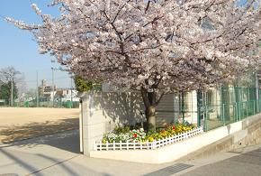 近くの神戸市立福住小学校まで763m(徒歩10分)