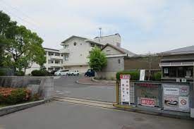 近くの四條畷市立田原小学校まで676m(徒歩9分)