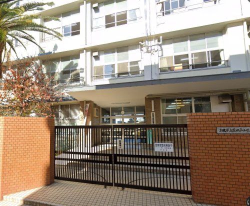 近くの大阪市立茨田西小学校まで338m(徒歩5分)