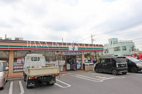 近くのコンビニまで729m（徒歩10分）