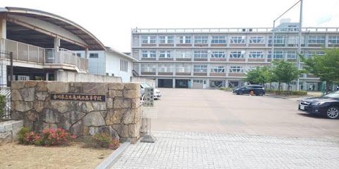 近くの丸亀城西高等学校まで1,427m(徒歩18分)