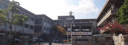 近くの南中学校まで1,562m（徒歩20分）
