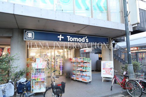 近くのTomod'sまで816m（徒歩11分）