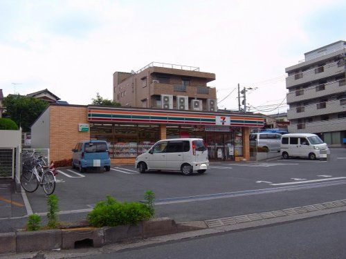 近くのコンビニまで197m（徒歩3分）