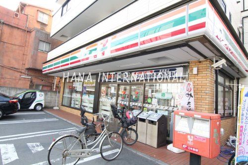 近くのコンビニまで439m（徒歩6分）