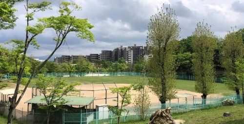 近くの千里北町公園野球場まで695m（徒歩9分）