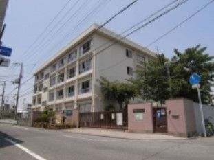 近くの大東市立諸福中学校まで497m（徒歩7分）