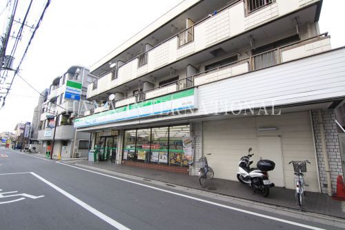 近くのコンビニまで687m（徒歩9分）