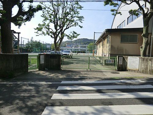 近くの横須賀市立大楠小学校まで725m(徒歩10分)