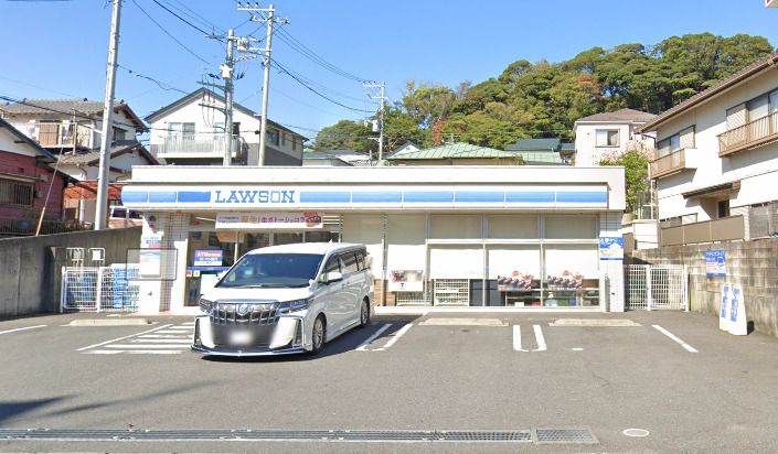 近くのローソン 衣笠栄町三丁目店まで584m（徒歩8分）