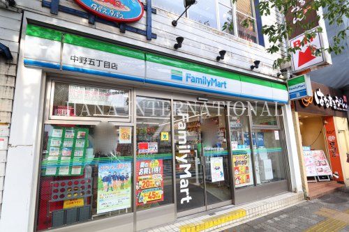 近くのファミリーマートまで664m（徒歩9分）