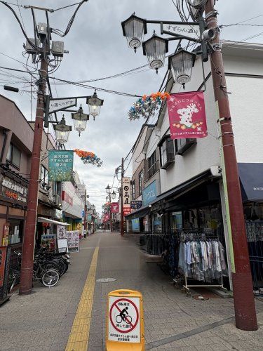 近くの金沢文庫すずらん通り商店街まで374m(徒歩5分)