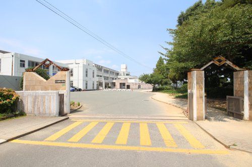 近くの小学校まで2,045m（徒歩26分）