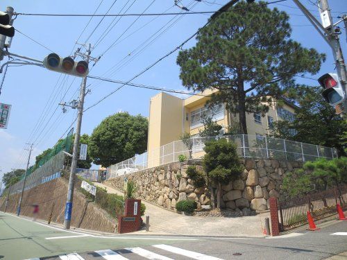 近くの神戸市立御影北小学校まで336m(徒歩5分)