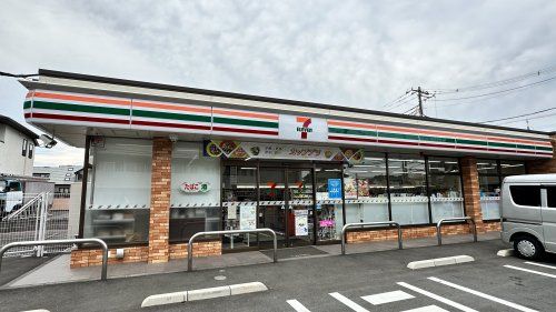 近くのセブンイレブン 三鷹新川1丁目店まで320m（徒歩4分）
