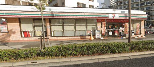 近くのセブンイレブンまで831m(徒歩11分)